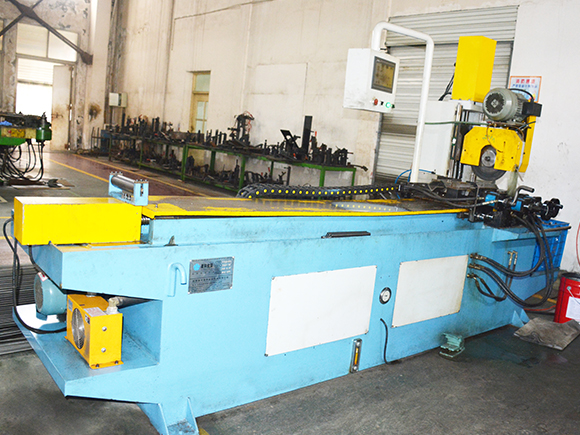 Automatic pipe cutting machine