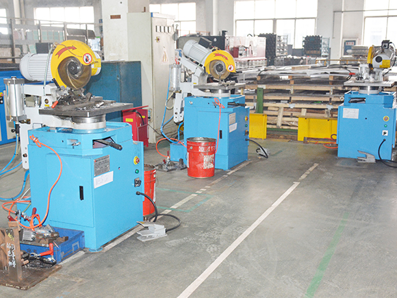 Pipe cutting machine